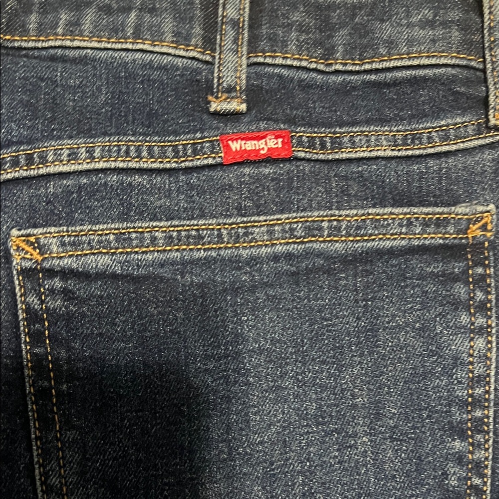 Wrangler Men's Performance Relaxed Jeans - Picture 6 of 7